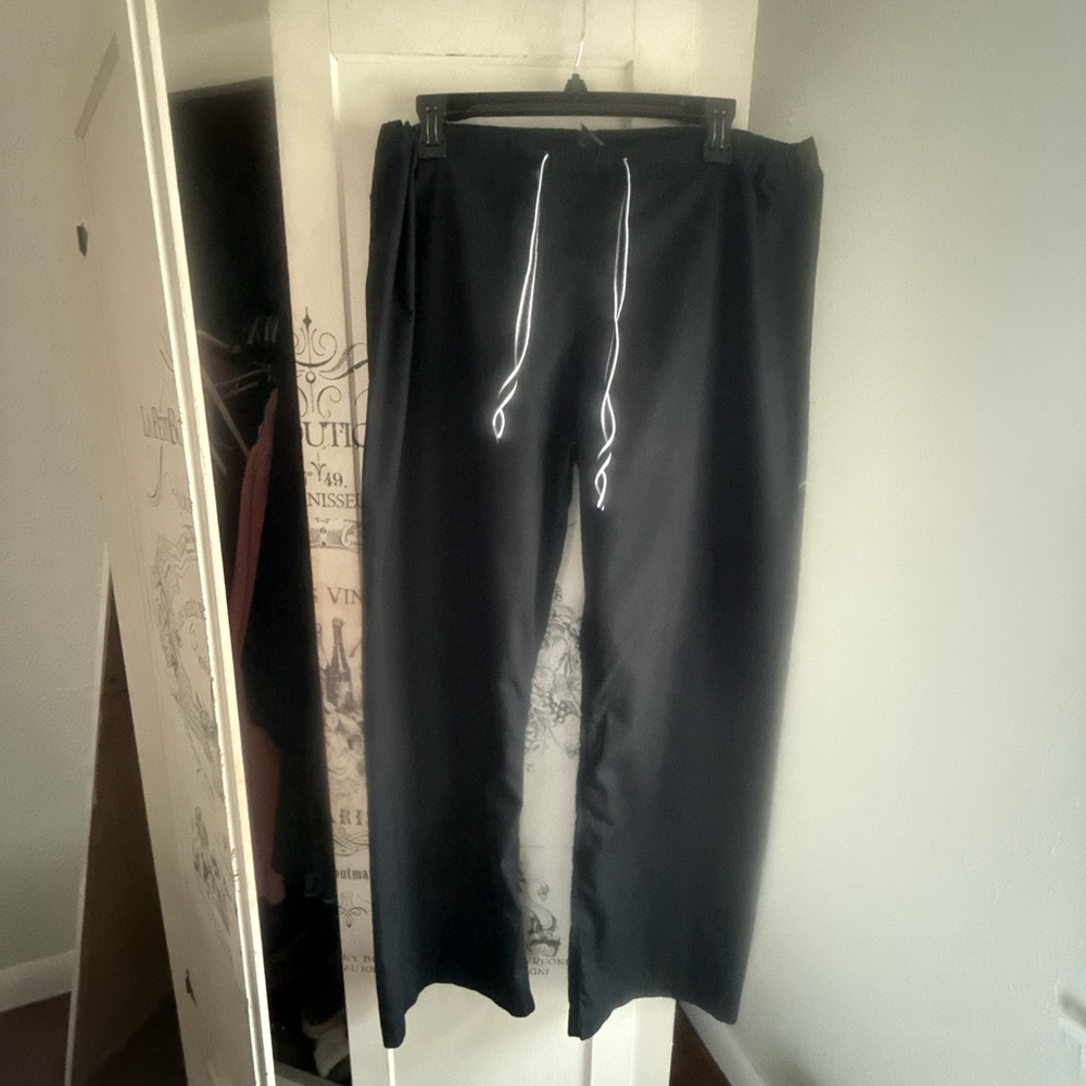 Very Gently Preowned Blue Sky Shelby Black/White Skinny Scrub Set - Picture 4 of 14